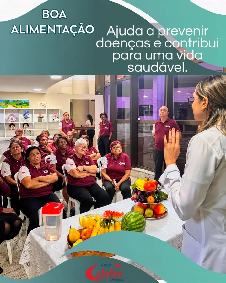 Thamiles Luz orientando idosos sobre boa alimentação no Grupo Calebe Universal