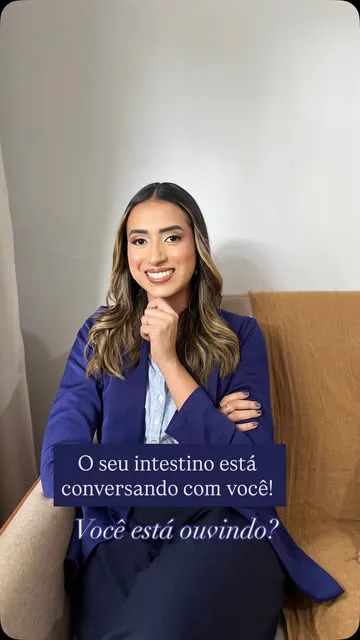 Thamiles Luz em seu consultório, durante gravação de conteúdo sobre saúde