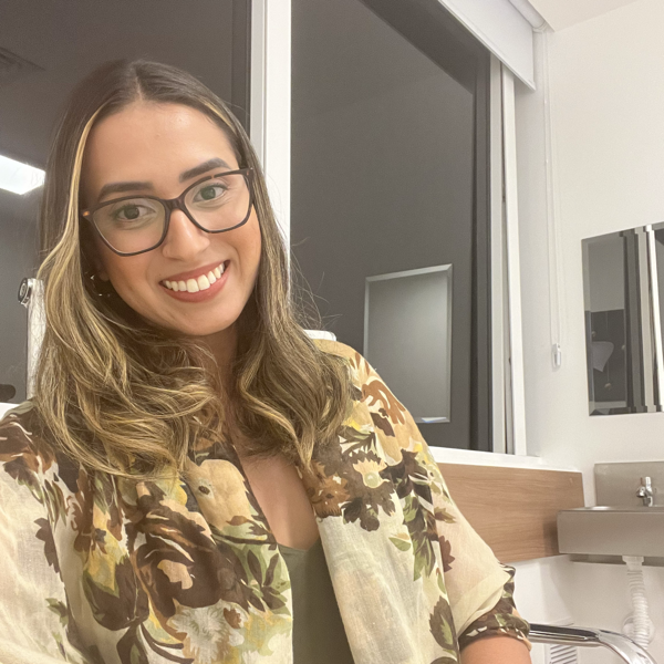 Thamiles Luz, nutricionista, sorrindo